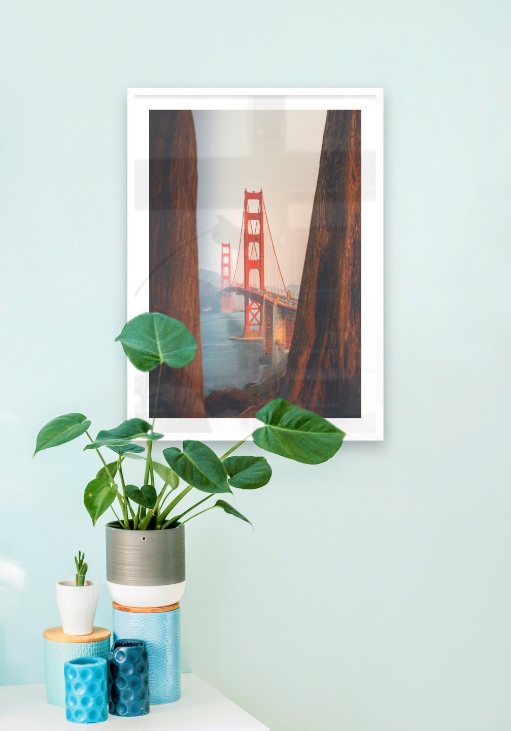 Tavelvägg med ram i vitt i storlek 50x70 med poster med "Golden Gate Bridge"