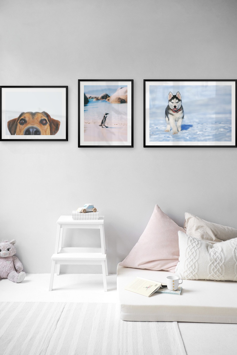 Tavelvägg med ramar i svart i storlekar 40x50 och 50x70 med posters med "Hundnos", "Pengvin på stranden" och "Husky"