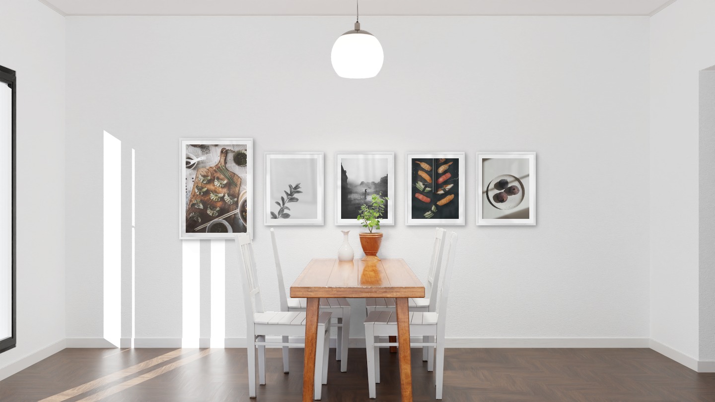 Tavelvägg med ramar i silver i storlekar 50x70 och 40x50 med posters med "Dumplings", "Kvist", "Regnig stad", "Sushi" och "Frukt på tallrik"