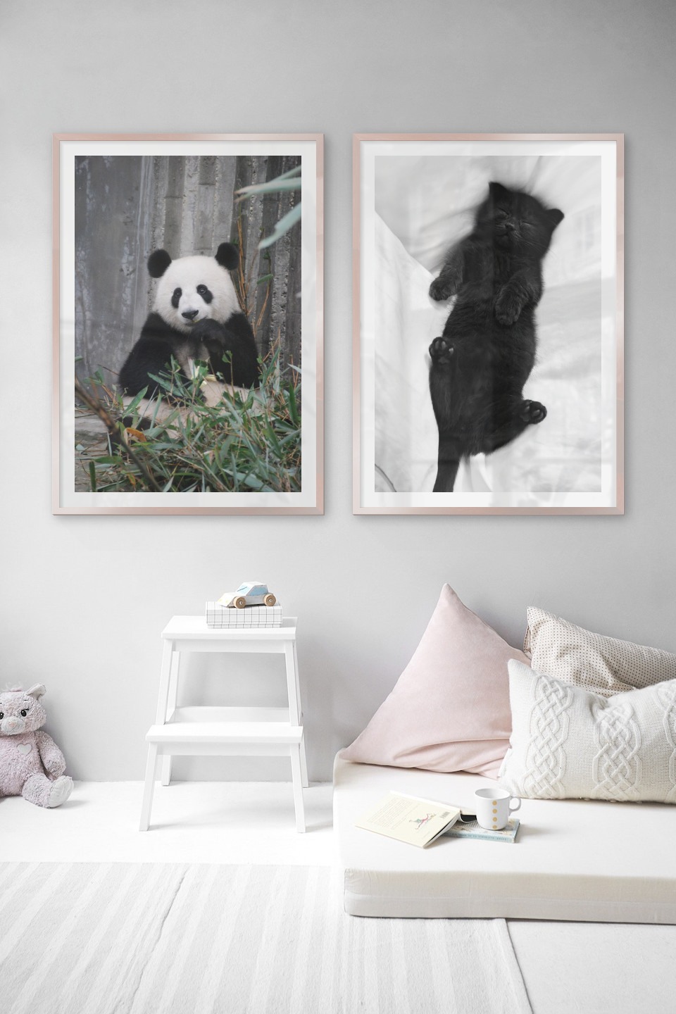 Tavelvägg med ramar i koppar i storlekar 70x100 med posters med "Panda" och "Katt i säng"