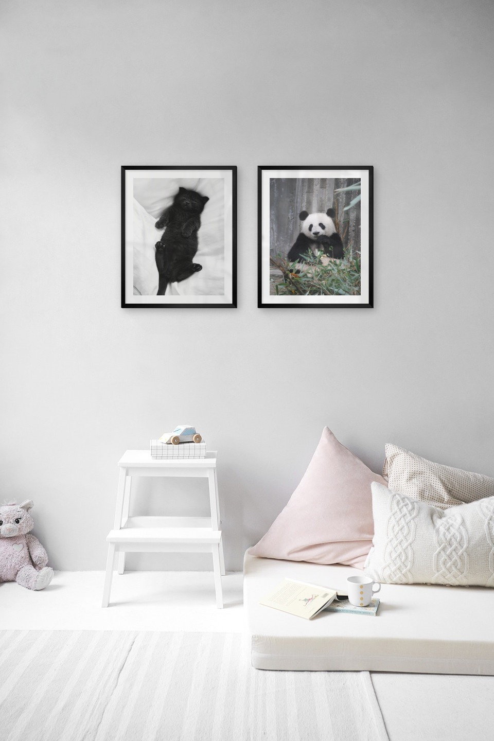 Tavelvägg med ramar i svart i storlekar 40x50 med posters med "Katt i säng" och "Panda"