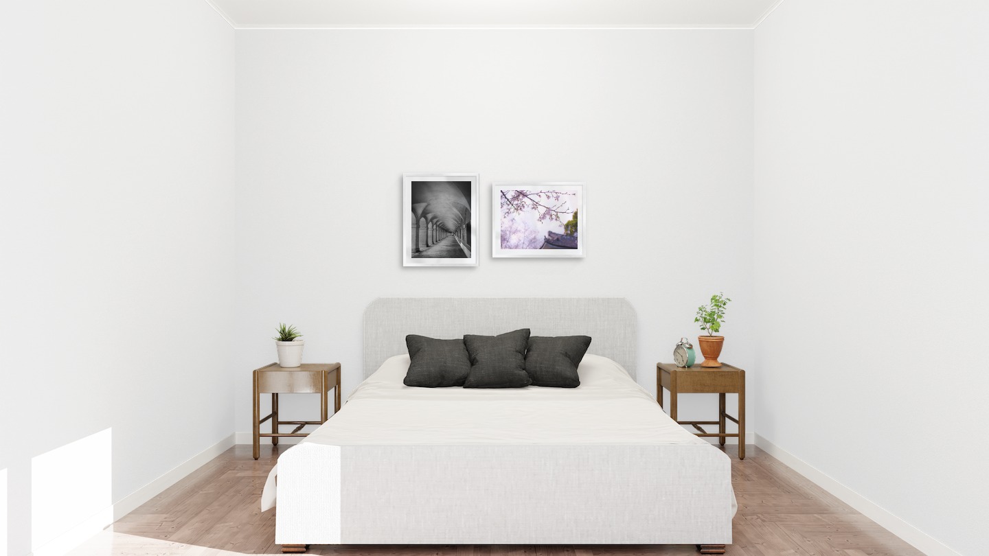 Tavelvägg med ramar i silver i storlekar 40x50 med posters med "Gång med pelare och valv" och "Blommor i Tokyo"