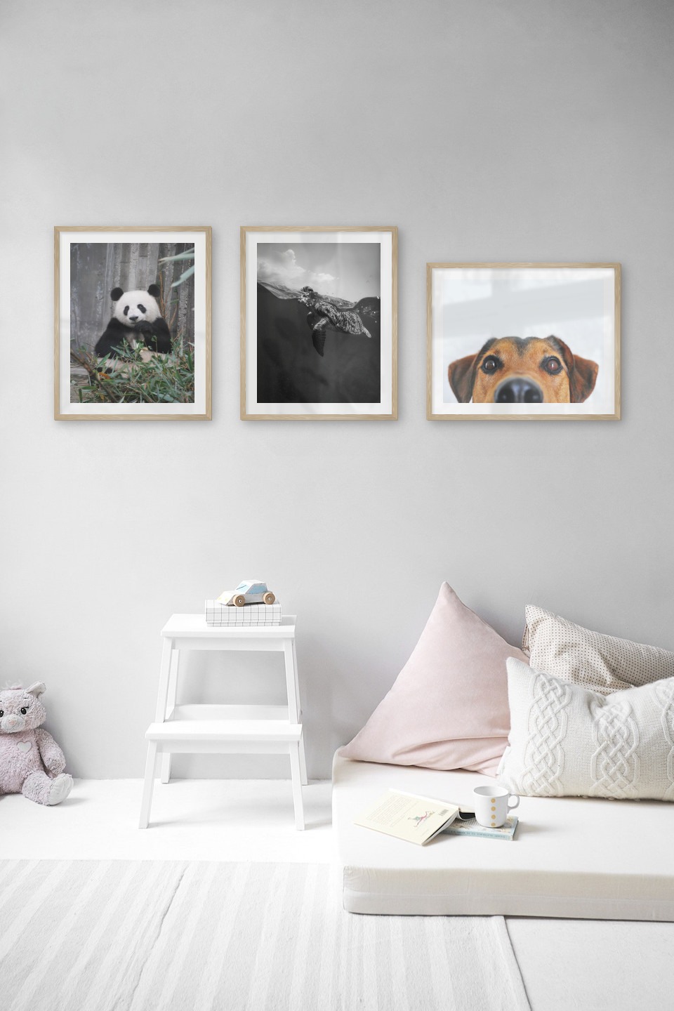 Tavelvägg med ramar i trä i storlekar 40x50 med posters med "Panda", "Sköldpadda" och "Hundnos"