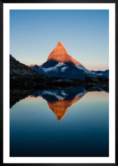 Tavelvägg med ram i svart i storlek 70x100 med poster med "Berg framför sjö"