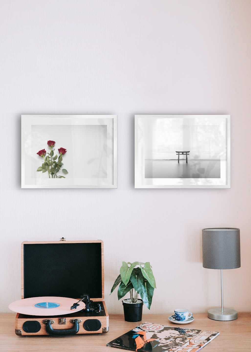 Tavelvägg med ramar i silver i storlekar 30x40 med posters med "Röda rosor" och "Pelare i vattnet"