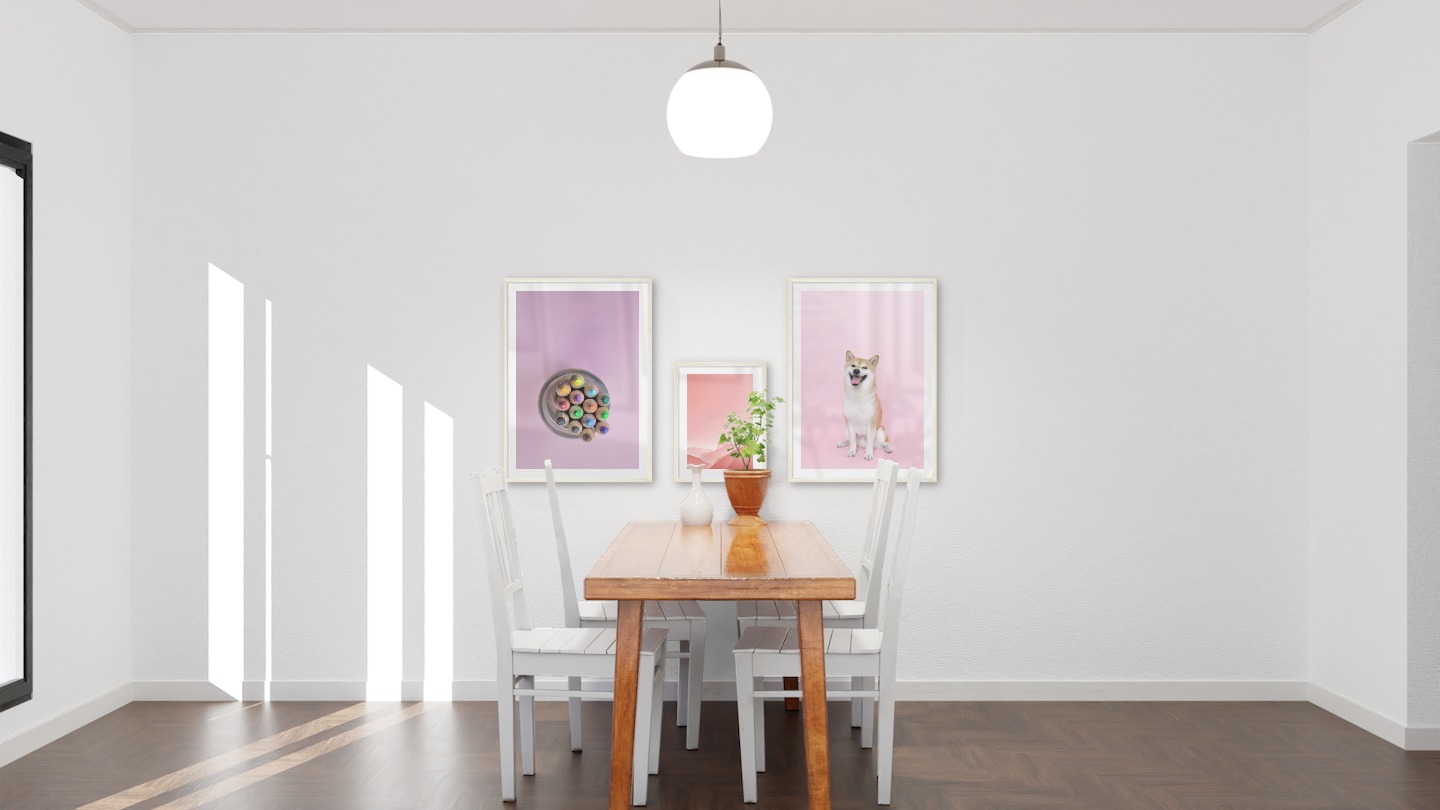 Tavelvägg med ramar i ljust trä i storlekar 50x70 och 30x40 med posters med "Pennor i burk", "Rosa himmel" och "Hund"