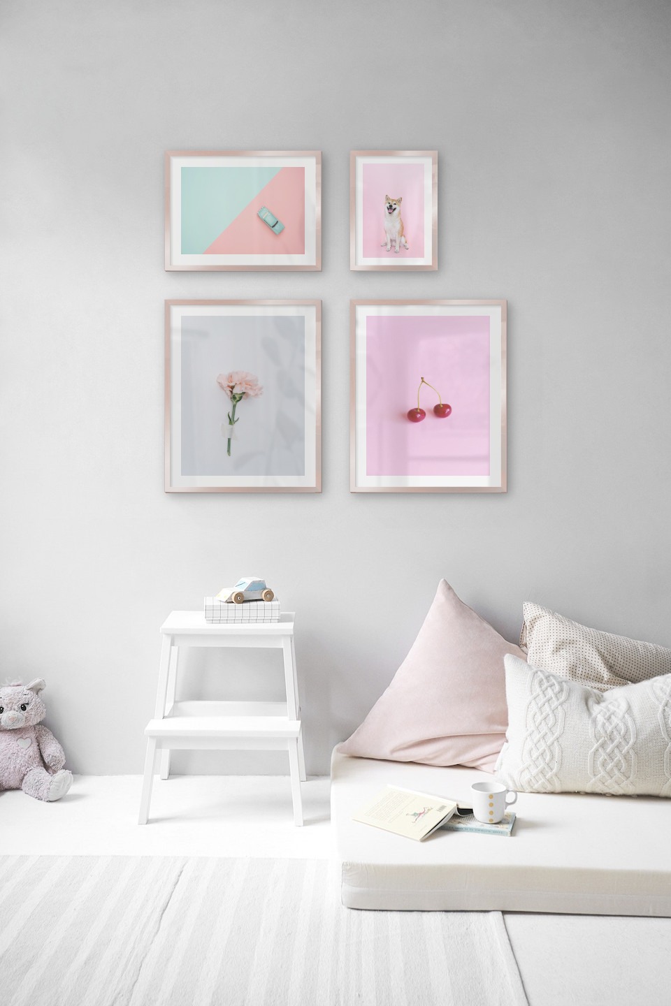 Tavelvägg med ramar i koppar i storlekar 40x50, 30x40 och 21x30 med posters med "Rosa blomma", "Körsbär och rosa", "Blå bil och rosa" och "Hund"