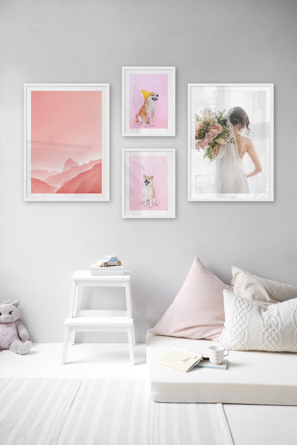 Tavelvägg med ramar i vitt i storlekar 50x70 och 30x40 med posters med "Rosa himmel", "Hund med gul mössa", "Hund" och "Brud och blommor"