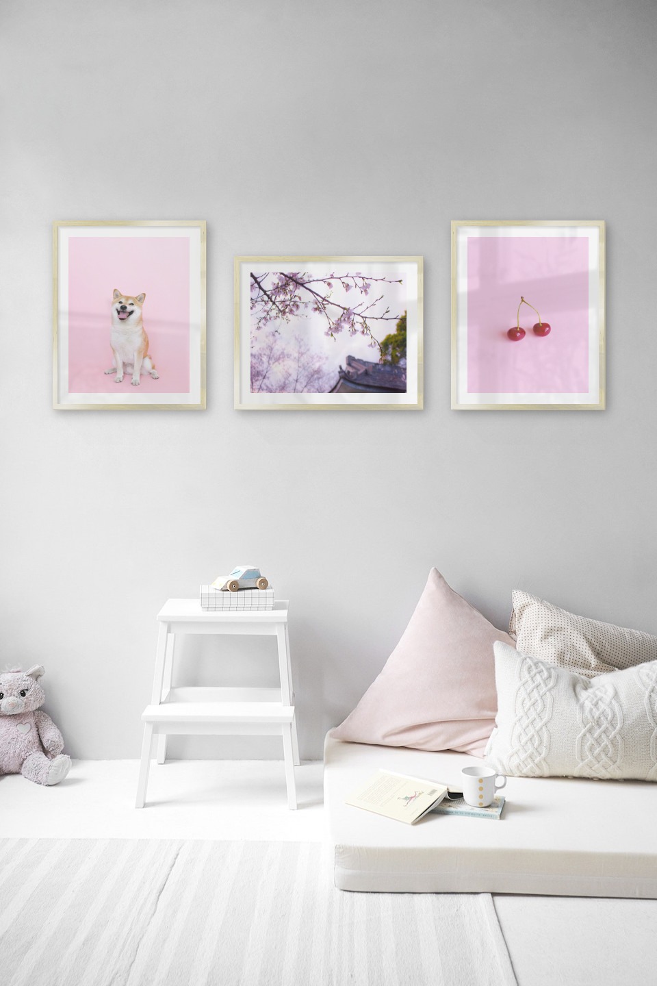 Tavelvägg med ramar i guld i storlekar 40x50 med posters med "Hund", "Blommor i Tokyo" och "Körsbär och rosa"