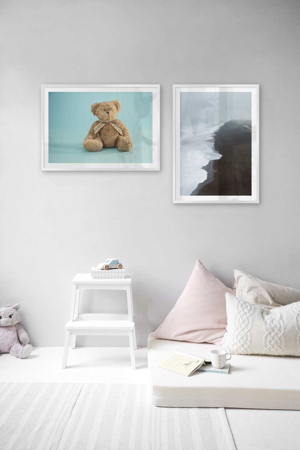 Tavelvägg med ramar i silver i storlekar 50x70 med posters med "Nalle och blått" och "Svart strand"