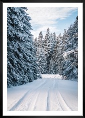 Tavelvägg med ram i svart i storlek 50x70 med poster med "Snöig väg"