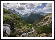 Tavelvägg med ram i svart i storlek 50x70 med poster med "Bergsdal"