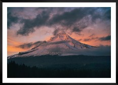 Tavelvägg med ram i svart i storlek 50x70 med poster med "Solnedgång och berg"