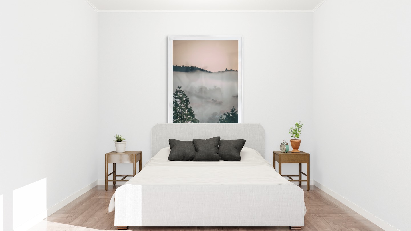 Tavelvägg med ram i silver i storlek 100x150 med poster med "Trätoppar och orange himmel"