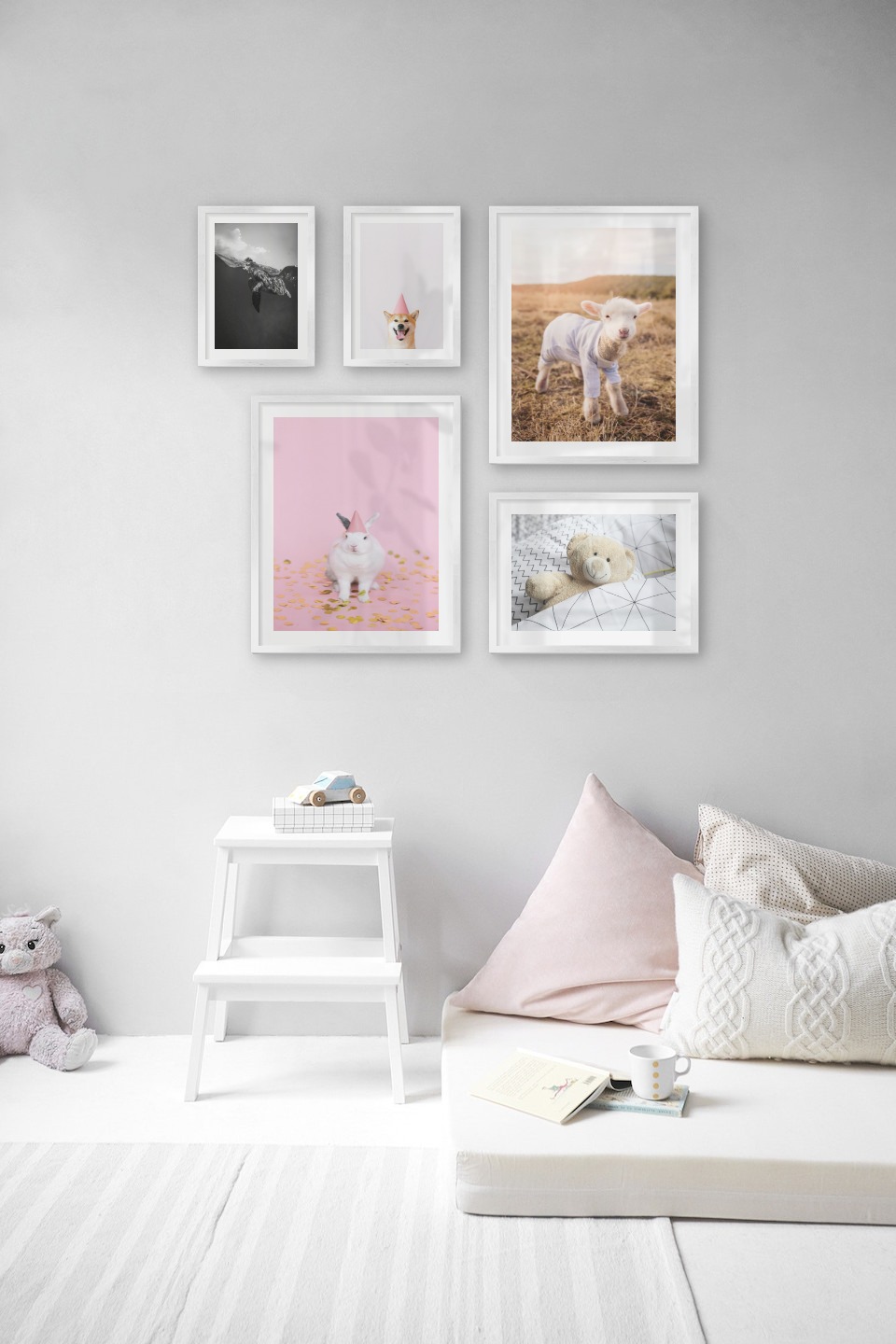 Tavelvägg med ramar i silver i storlekar 21x30, 40x50 och 30x40 med posters med "Hund med rosa hatt", "Sköldpadda", "Kanin med partyhatt", "Lamm" och "Nalle i sängen"