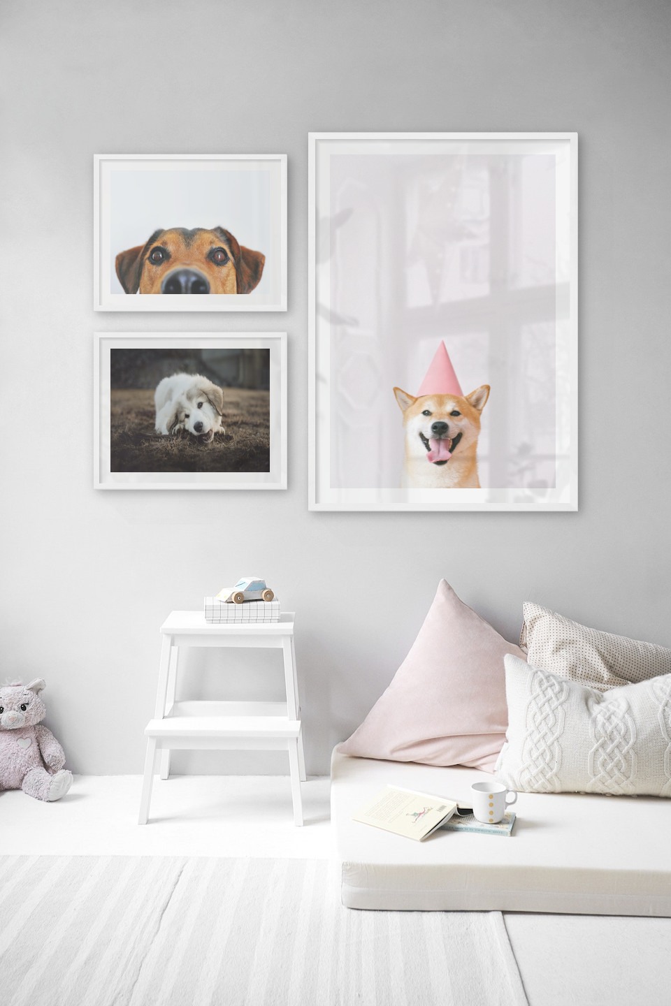 Tavelvägg med ramar i vitt i storlekar 40x50 och 70x100 med posters med "Hundnos", "Hund som tuggar" och "Hund med rosa hatt"