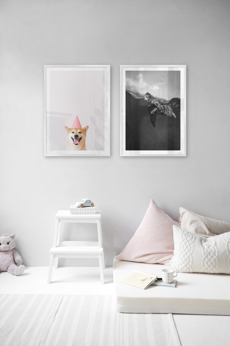 Tavelvägg med ramar i silver i storlekar 50x70 med posters med "Hund med rosa hatt" och "Sköldpadda"