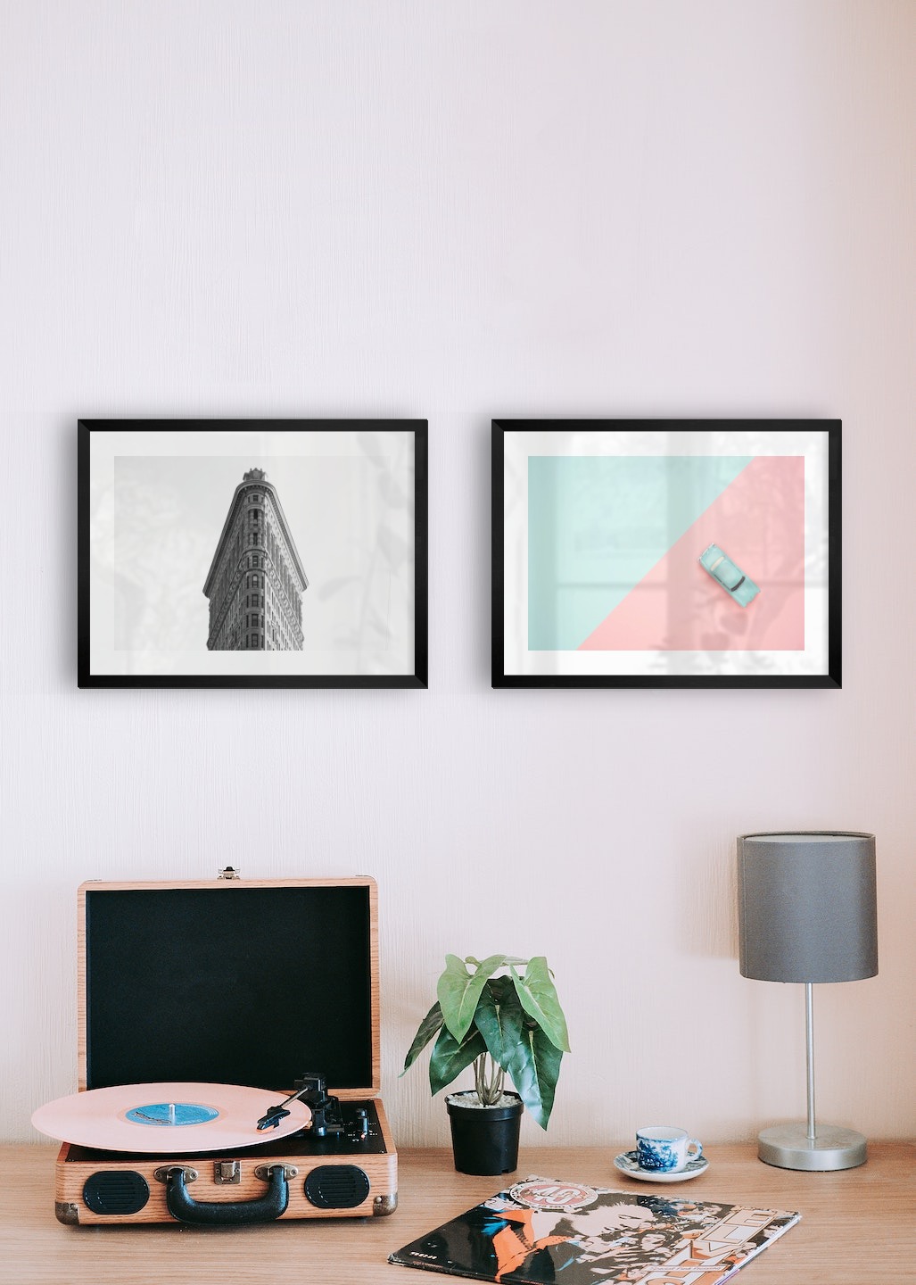 Tavelvägg med ramar i svart i storlekar 30x40 med posters med "Trekantig byggnad" och "Blå bil och rosa"