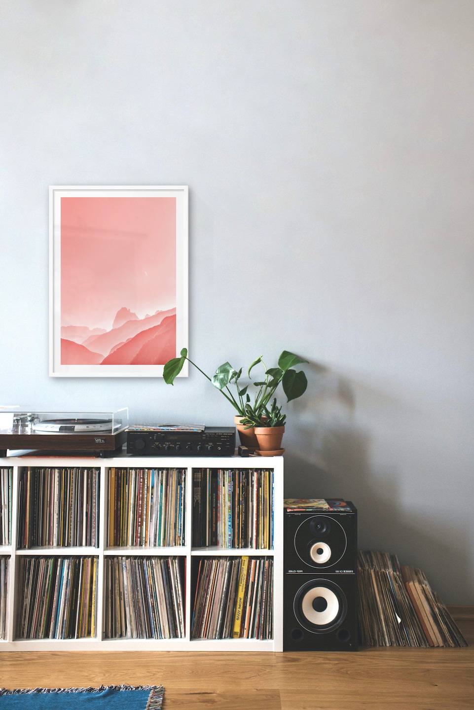 Tavelvägg med ram i vitt i storlek 50x70 med poster med "Rosa himmel"