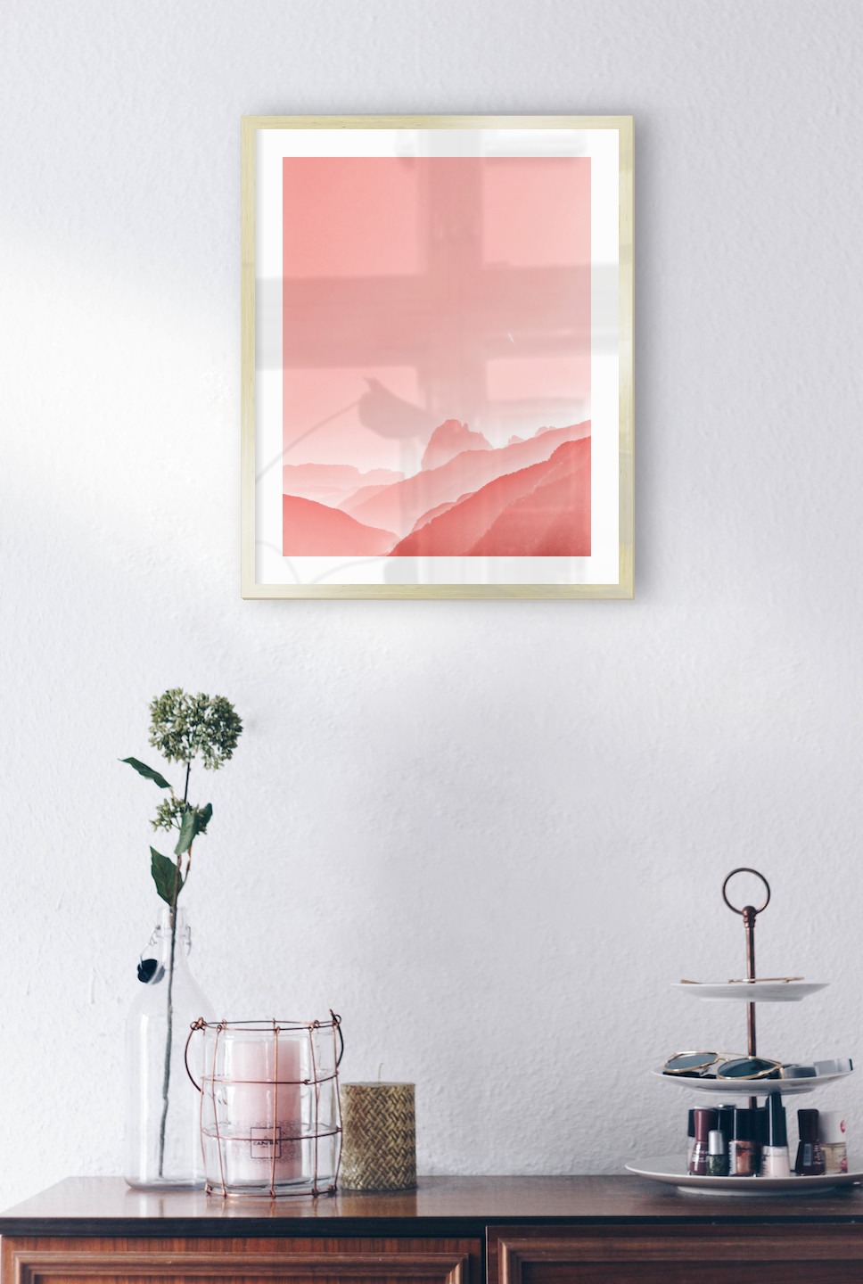 Tavelvägg med ram i guld i storlek 40x50 med poster med "Rosa himmel"