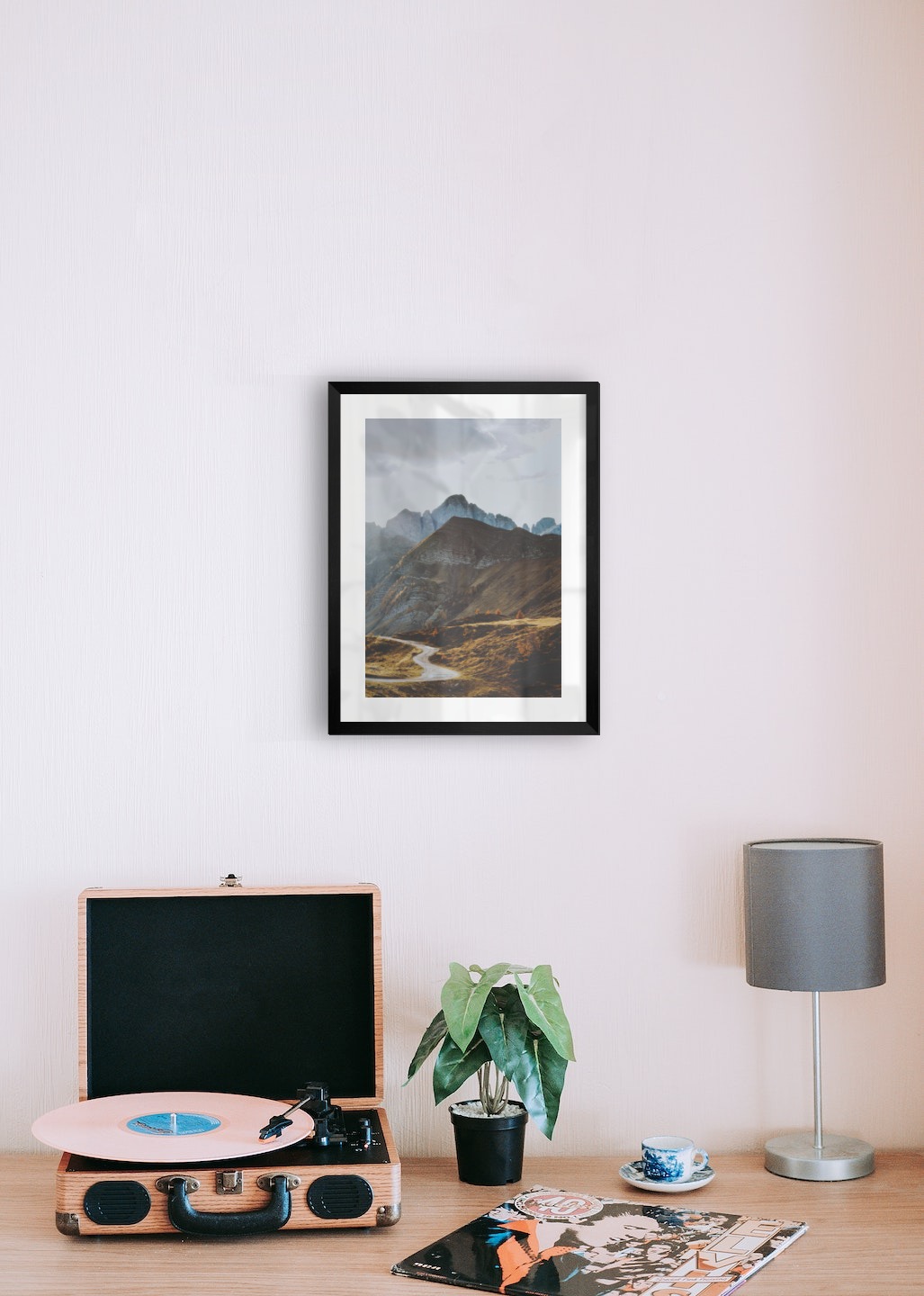 Tavelvägg med ram i svart i storlek 30x40 med poster med "Väg bland bergen"