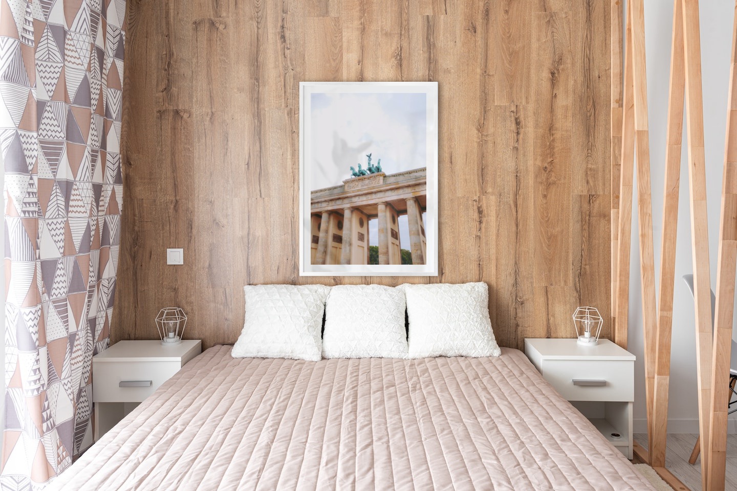 Tavelvägg med ram i silver i storlek 70x100 med poster med "Berlin"