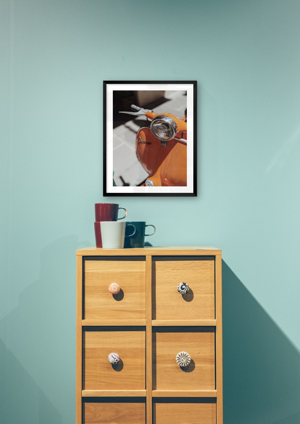 Tavelvägg med ram i svart i storlek 40x50 med poster med "Orange vespa"