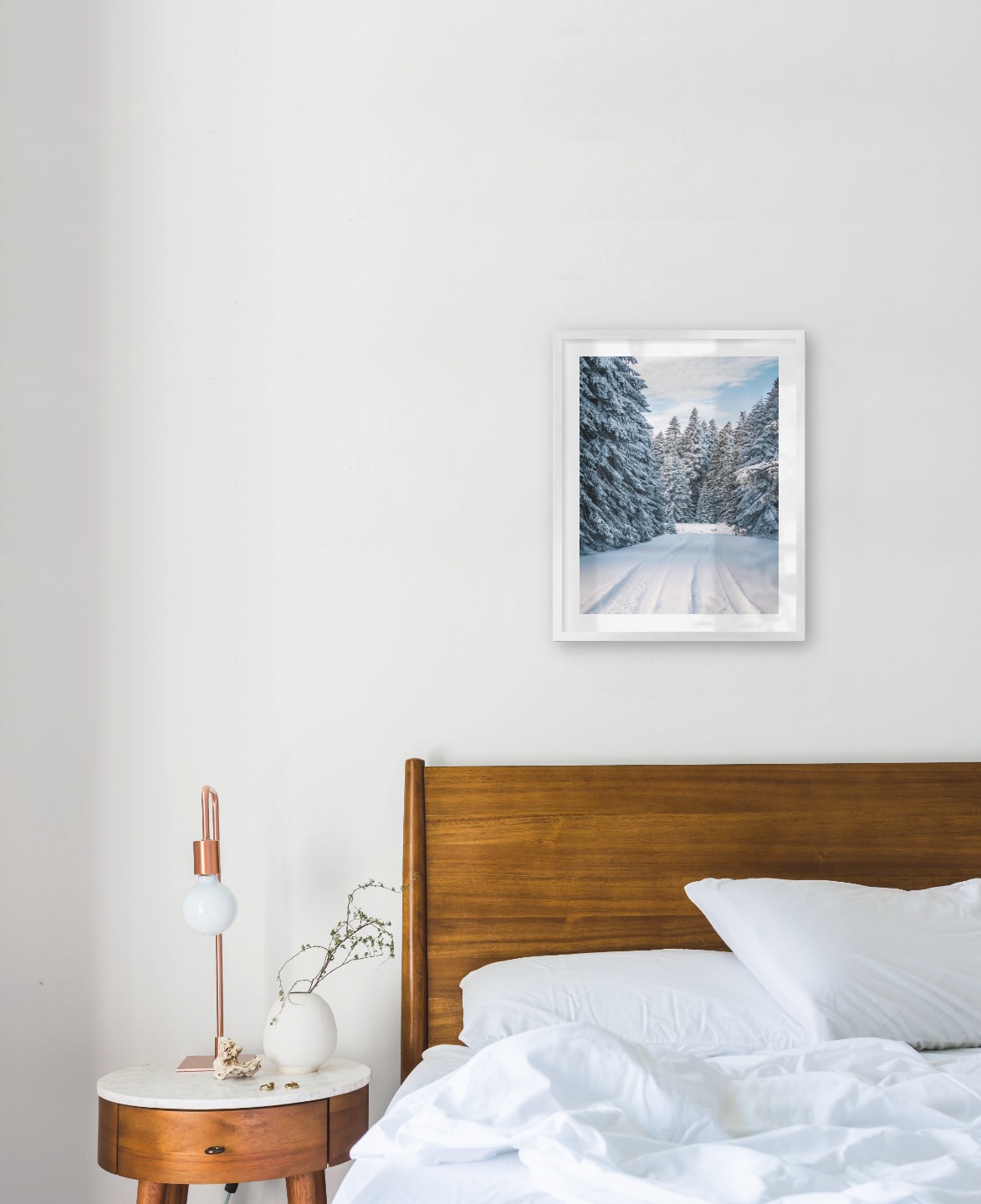 Tavelvägg med ram i silver i storlek 40x50 med poster med "Snöig väg"