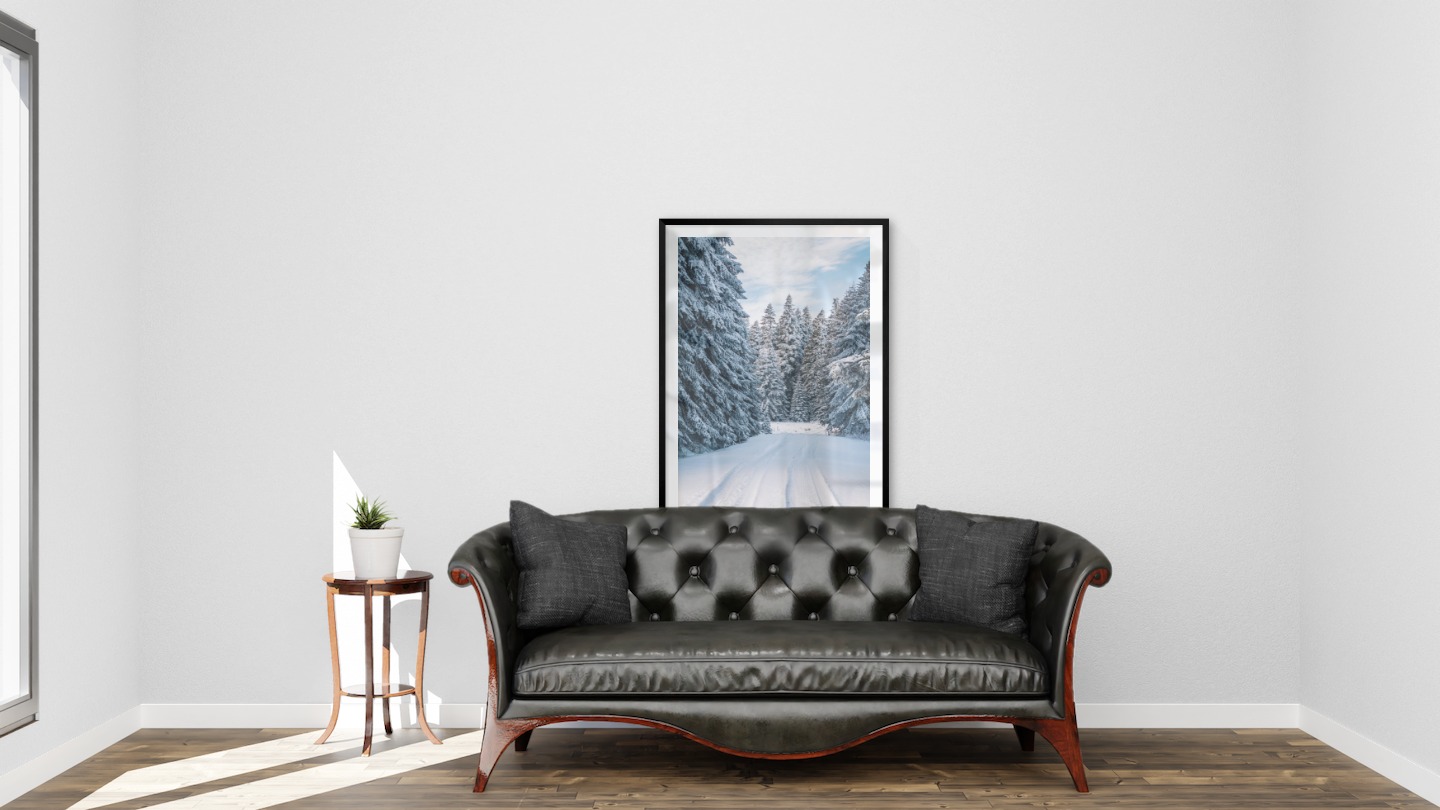 Tavelvägg med ram i svart i storlek 70x100 med poster med "Snöig väg"