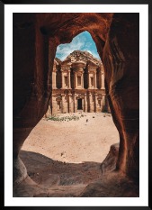 Tavelvägg med ram i svart i storlek 50x70 med poster med "Petra i Jordanien"