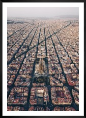 Tavelvägg med ram i svart i storlek 50x70 med poster med "Barcelona stadskärna"