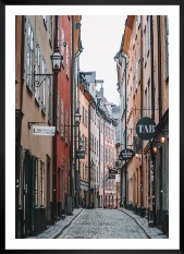 Tavelvägg med ram i svart i storlek 50x70 med poster med "Gamla stan i Stockholm"