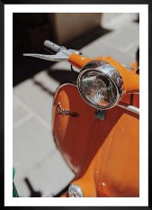 Tavelvägg med ram i svart i storlek 50x70 med poster med "Orange vespa"