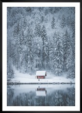 Tavelvägg med ram i svart i storlek 50x70 med poster med "Stuga vid sjö"